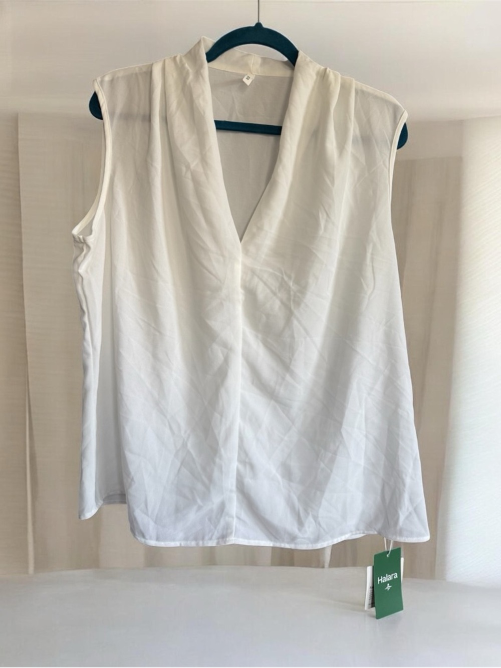 HALARA White V-Neck Sleeveless Camisole